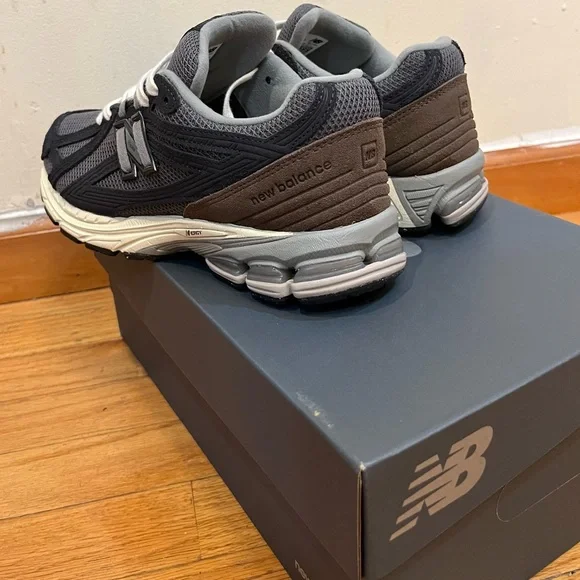 New Balance 1906F Sneakers
Color: Phantom / Dark Mushroom - Picture 6 of 10